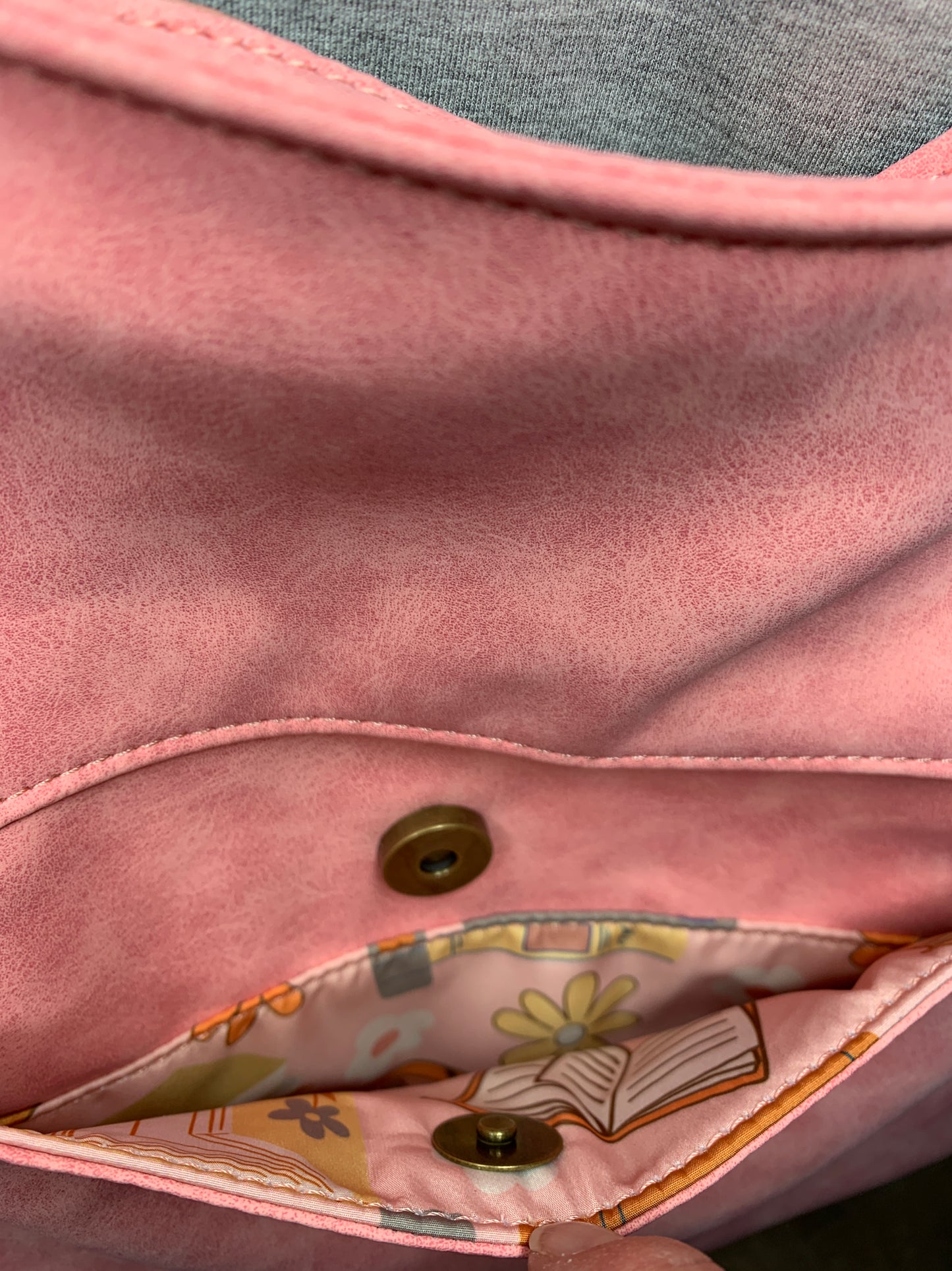 Pink shoulder bag for book lovers